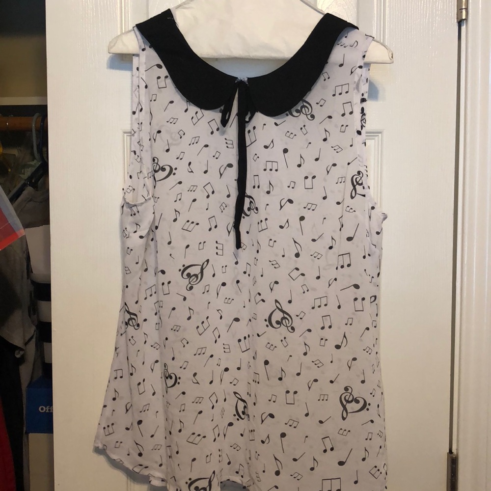 Hot Topic white music print shirt